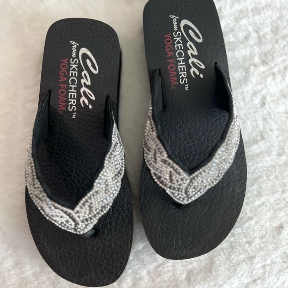 Skechers Cali 7 Black Rhinestone Flip Flops - Picture 1 of 7